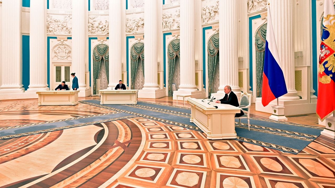 Wladimir Putin unterzeichnet ein Dekret zur Anerkennung der Unabhängigkeit der Separatistengebiete in der Ostukraine. Wladimir Putin unterzeichnet ein Dekret zur Anerkennung der Unabhängigkeit der Separatistengebiete in der Ostukraine.