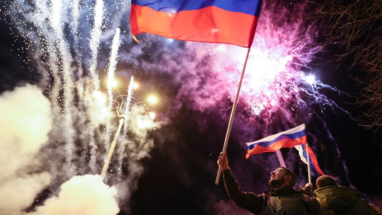 Einwohner von Donezk feiern Anerkennung der Unabhängigkeit der Separatistengebiete in der Ostukraine durch Russland. Einwohner von Donezk feiern Anerkennung der Unabhängigkeit der Separatistengebiete in der Ostukraine durch Russland.