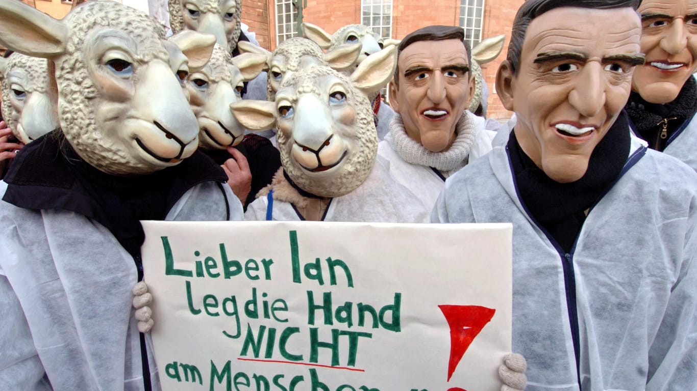 Demonstranten mit Schafsmasken und dem Konterfeit des damaligen Bundeskanzlers Gerhard Schröder 2005 in Frankfurt: Klonschaf-Schöpfer Ian Wilmut bekam den mit 100.000 Euro dotierten Paul Ehrlich- und Ludwig Darmstaedter-Preises verliehen.