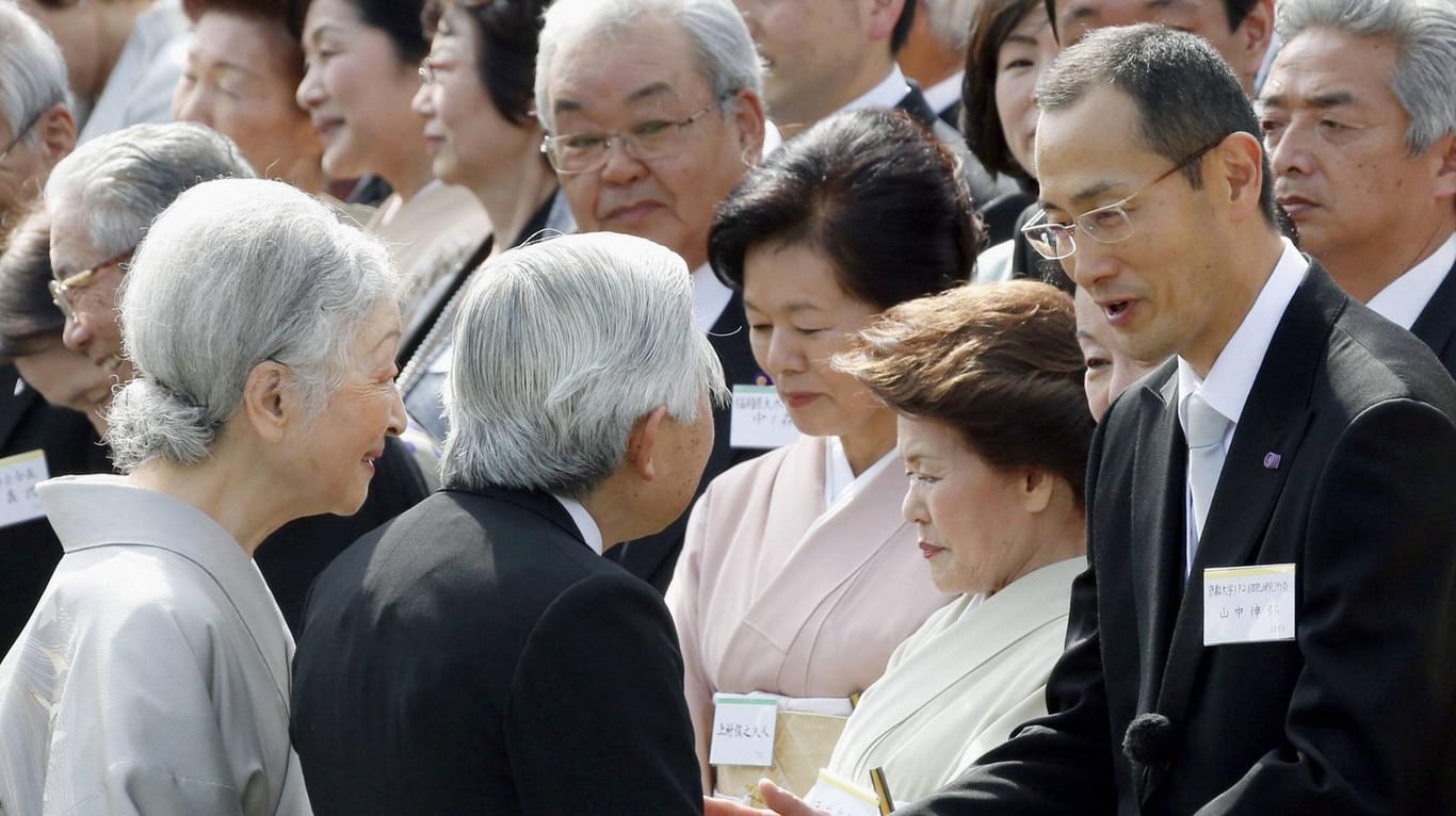 Das ehemalige japanische Kaiserpaar spricht mit Nobelpreisträger Shinya Yamanaka in Tokio 2013: Das Klon-Verfahren, mit dessen Hilfe Dolly entstand, brachte den Zellforscher auf eine Idee.