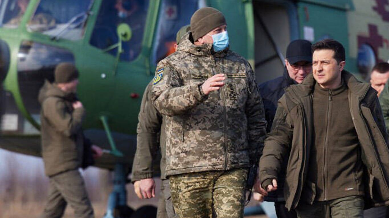 Der ukrainische Präsident Wolodymyr Selenskyj bei einer Militärübung (Archivbild): Er verurteilt die russischen Aktionen als Angriff auf die Ukraine.