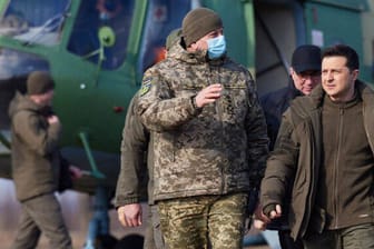 Der ukrainische Präsident Wolodymyr Selenskyj bei einer Militärübung (Archivbild): Er verurteilt die russischen Aktionen als Angriff auf die Ukraine.