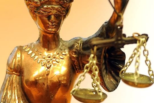 Eine goldfarbene Justitia-Figur