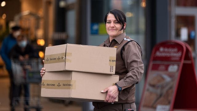 Viel in Bewegung und unter Menschen sein: Das gefällt Paketzustellerin Jennifer Barber an ihrem Beruf.