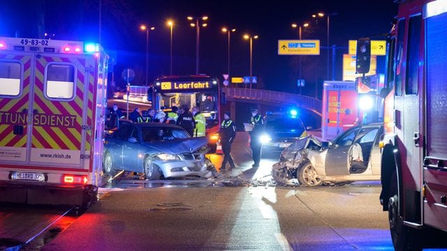 Unfallstelle in Hamburg: Bei dem Zusammenstoß der BMW wurden drei Menschen verletzt. Unfallstelle in Hamburg: Bei dem Zusammenstoß der BMW wurden drei Menschen verletzt.