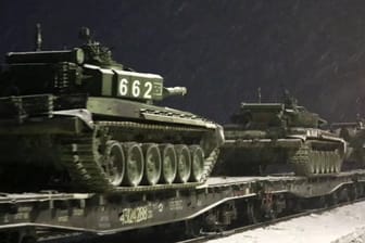 Ein Zug mit russischen Panzer, die an einer Militärübung teilgenommen haben: In der Ostukraine sollen erste Militärkolonnen gesichtet worden sein.