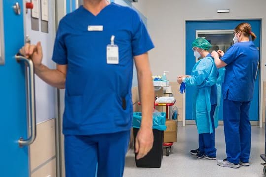 Eine wirkliche Entlastung in den Krankenhäusern steht inmitten der Omikron-Welle noch weiter aus.