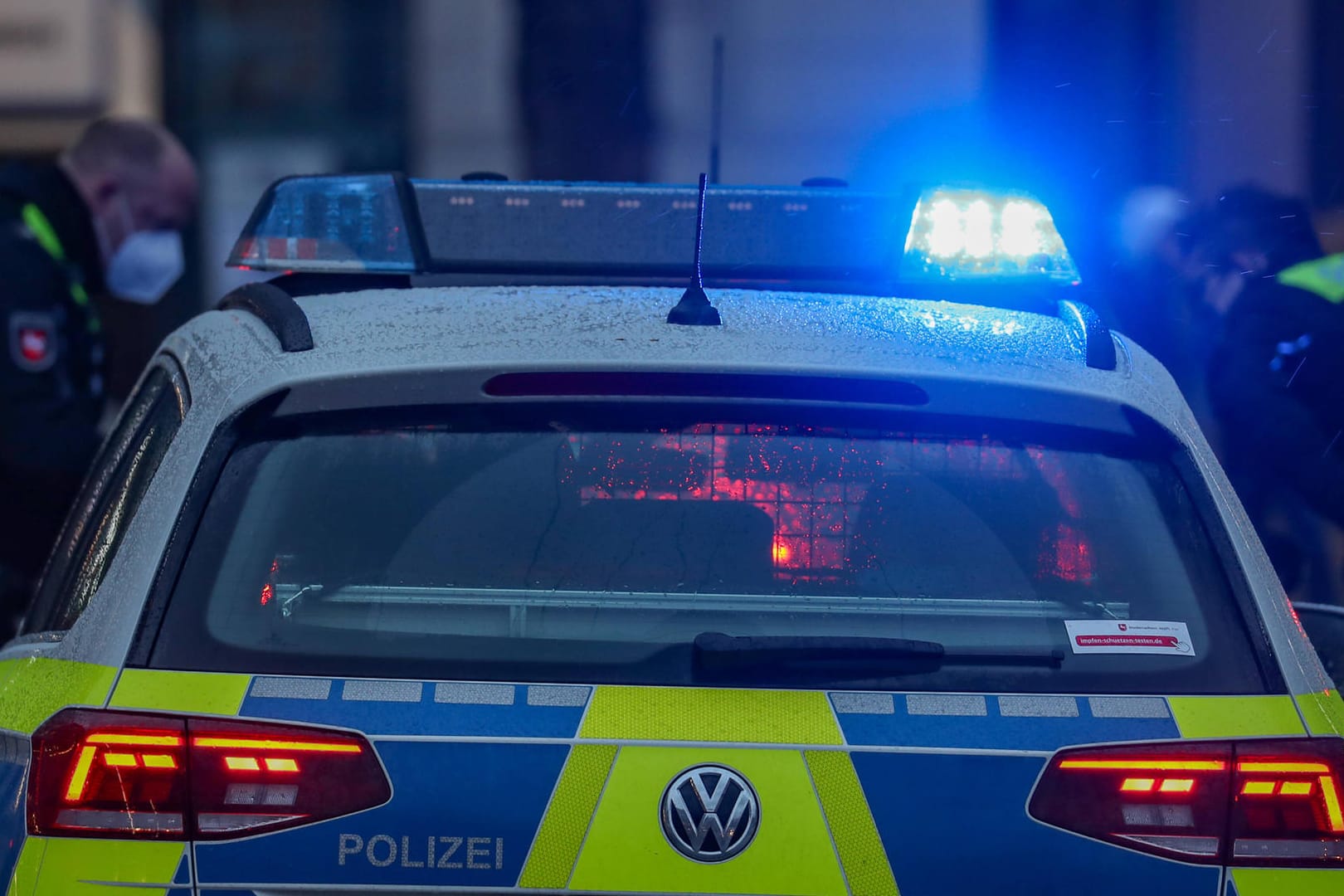 Polizeiwagen (Symbolbild): Die Zahl der Gewalttaten gegen Asylbwerber und Unterkünfte geht zurück.