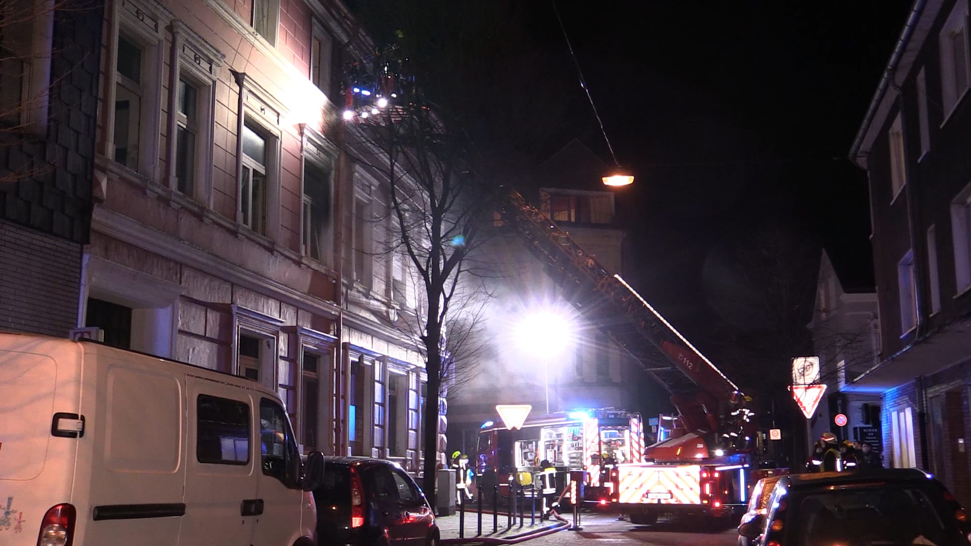 Die Feuerwehr am Einsatzort: Eine Frau musste von den Einsatzkräften aus ihrer Wohnung gerettet werden. Die Feuerwehr am Einsatzort: Eine Frau musste von den Einsatzkräften aus ihrer Wohnung gerettet werden.