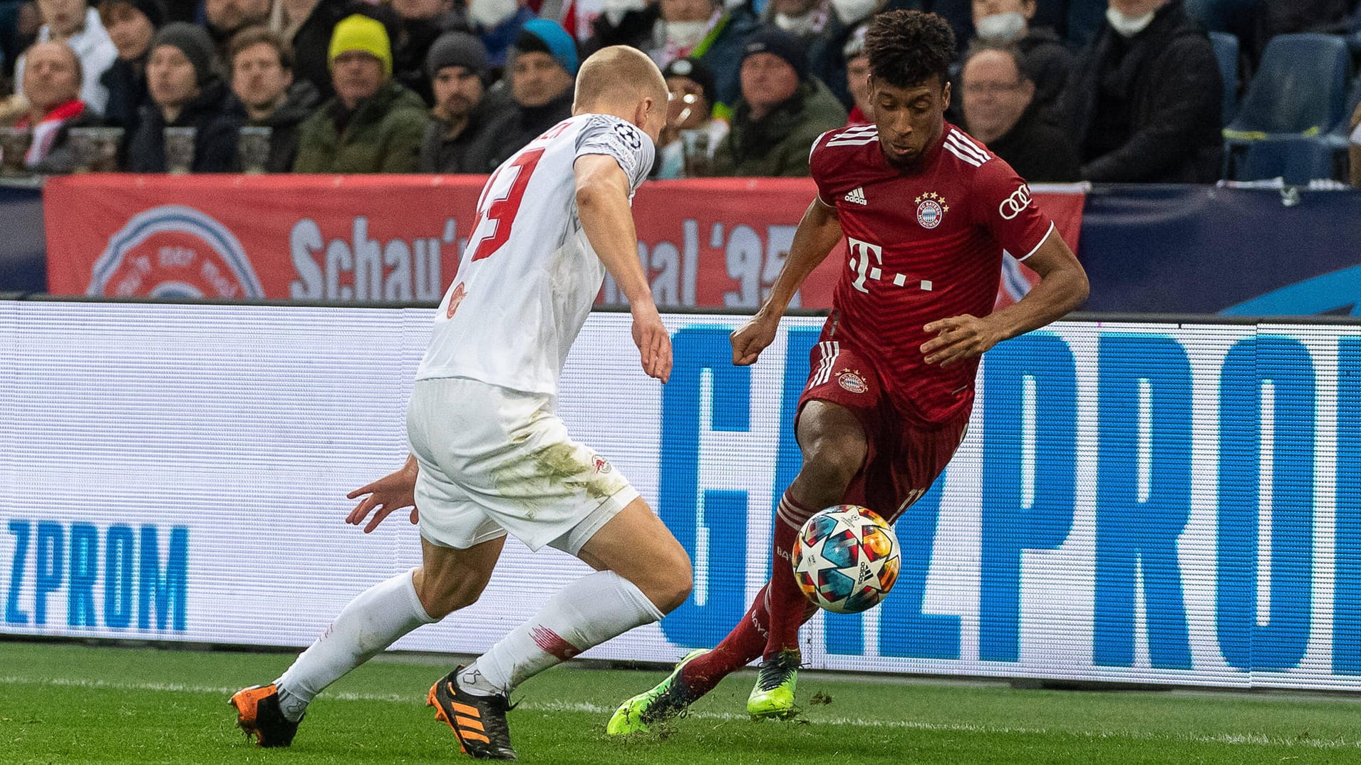 Gazprom-Bandenwerbung beim Spiel zwischen Red Bull Salzburg und dem FC Bayern vor einer Woche: Das Unternehmen ist seit Jahren in der Königsklasse präsent.