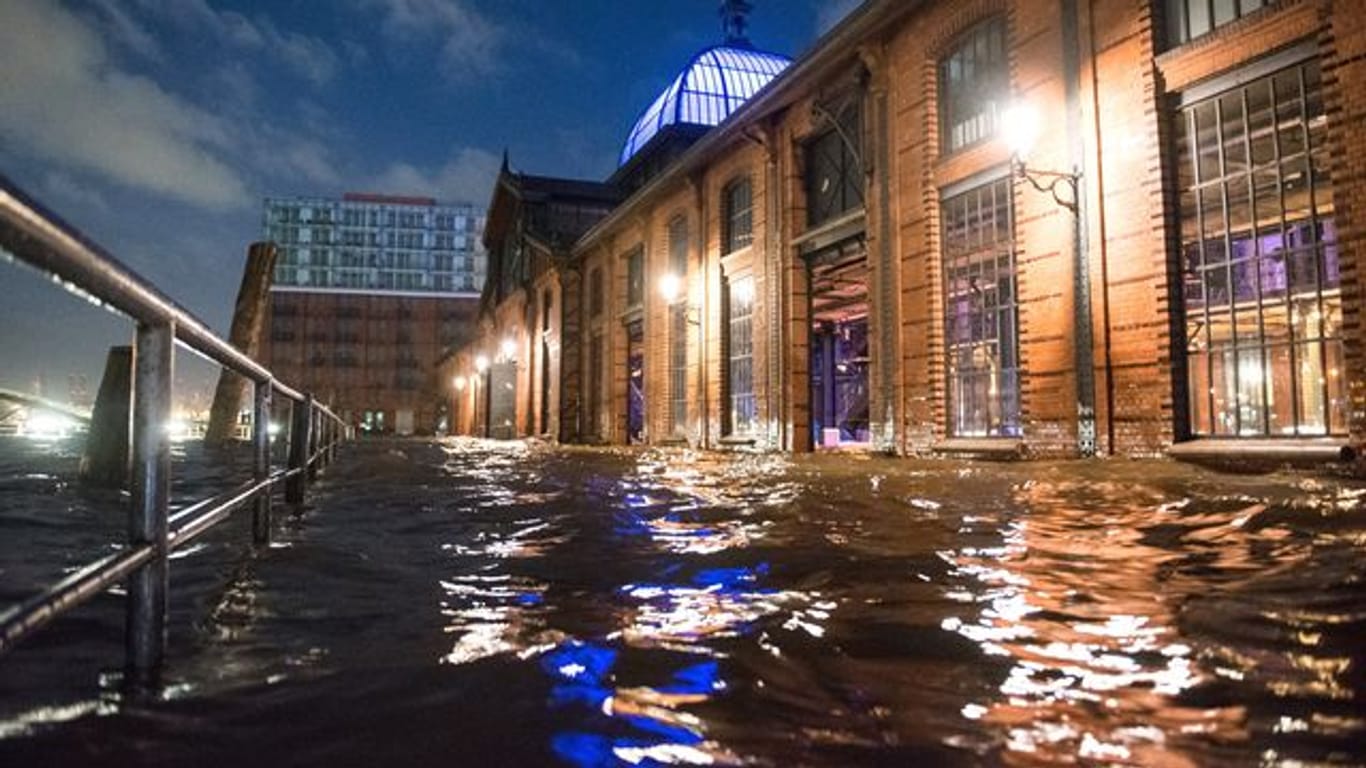Überschwemmungen am Hamburger Fischmarkt (Symbolbild): Im Norden hat es erneut eine Sturmflut gegeben.