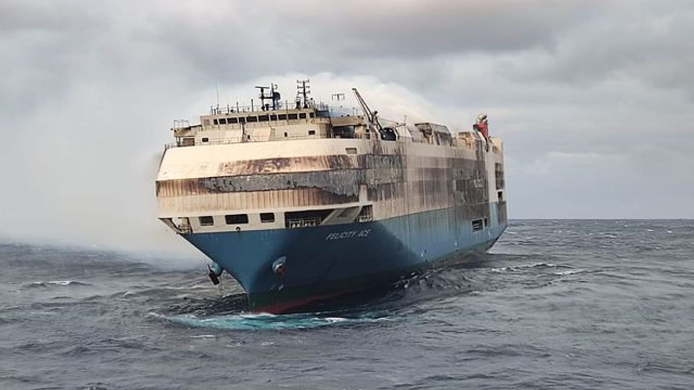 Der brennende Frachter "Felicity Ace" treibt weiter führerlos südlich der Azoren auf dem Meer.