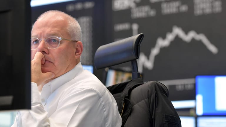 Ein Trader an der Frankfurter Börse (Symbolbild): Die Börse reagiert empfindlich auf die Entwicklungen in der Ukraine.