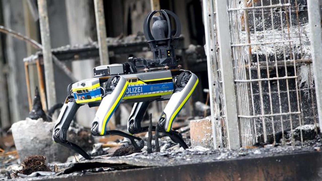 Ein Polizei-Roboter ist am ausgebrannten Wohnkomplex in Essen im Einsatz.