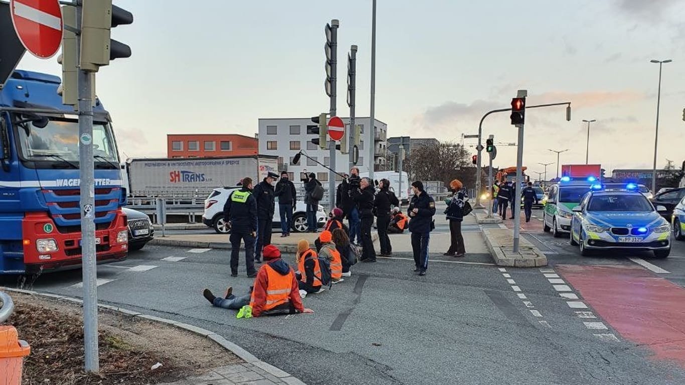 Die Blockade an der Jansenbrücke: Die Polizei riet, das Gebiet weiträumig zu umfahren.