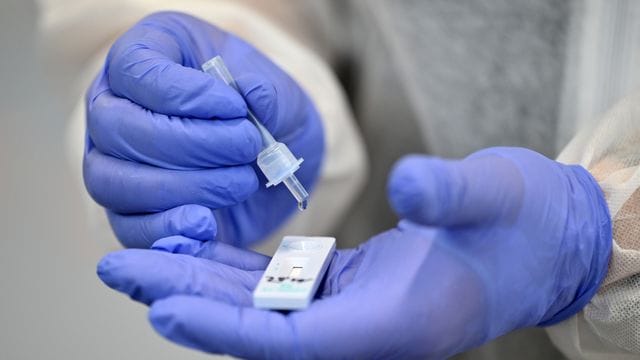 Bei der Erkennung der Omikron-Variante weisen viele Schnelltests Schwächen auf (Symbolfoto). Bei der Erkennung der Omikron-Variante weisen viele Schnelltests Schwächen auf (Symbolfoto).