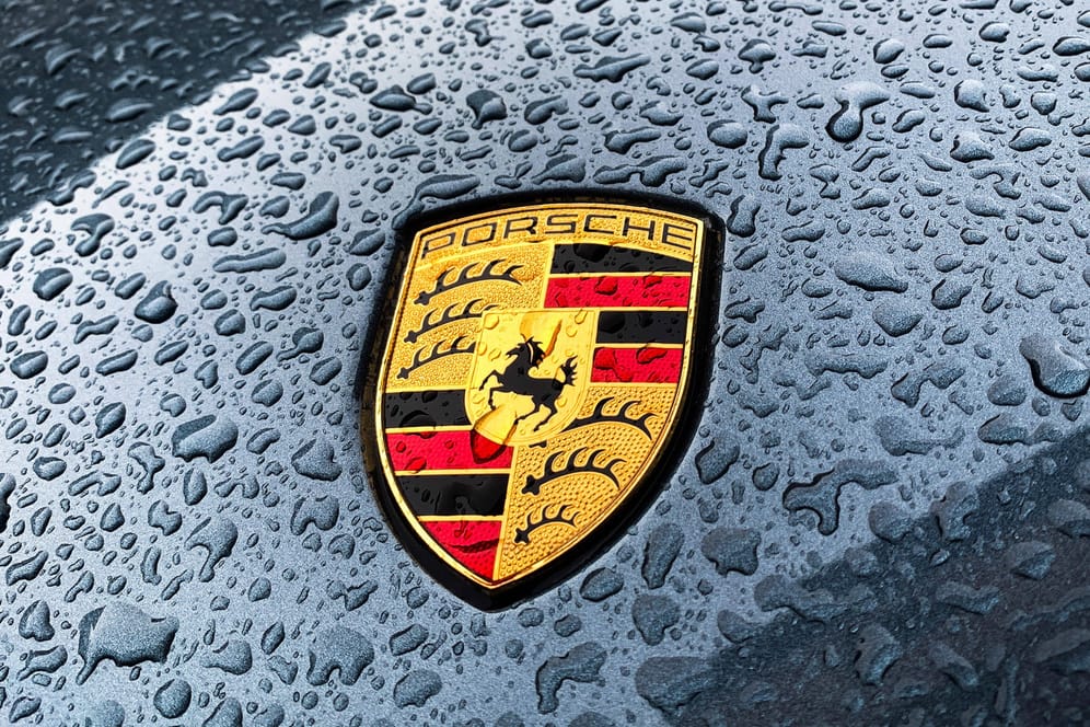 Porsche-Logo (Symbolbild): Der Sportwagenbauer soll an der Börse einsteigen.