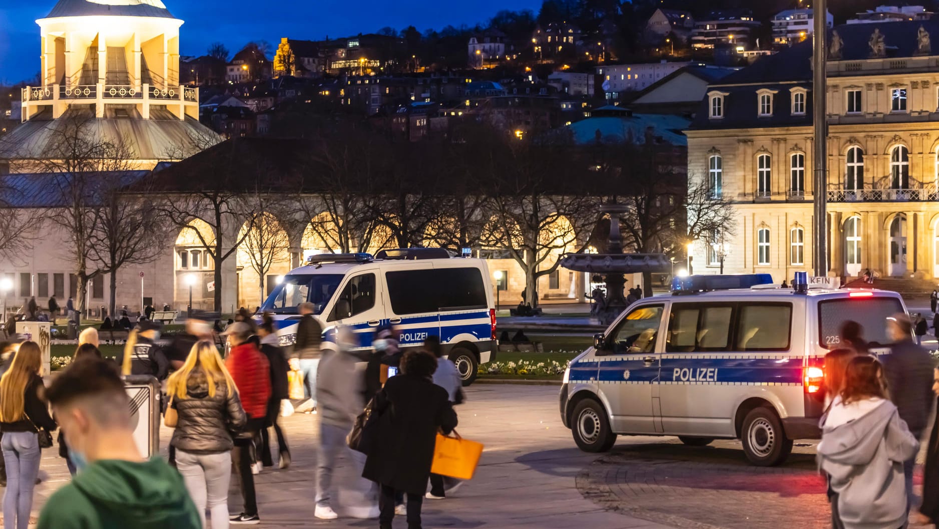 Streifenwagen in Stuttgart (Archivbild): Rund 50 Menschen sollen sich mit dem betrunkenem Angreifer solidarisiert haben. Streifenwagen in Stuttgart (Archivbild): Rund 50 Menschen sollen sich mit dem betrunkenem Angreifer solidarisiert haben.