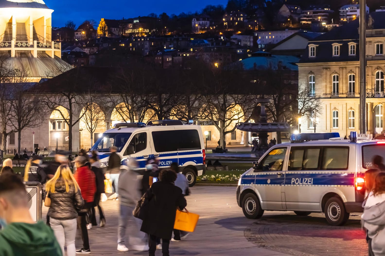 Streifenwagen in Stuttgart (Archivbild): Rund 50 Menschen sollen sich mit dem betrunkenem Angreifer solidarisiert haben.