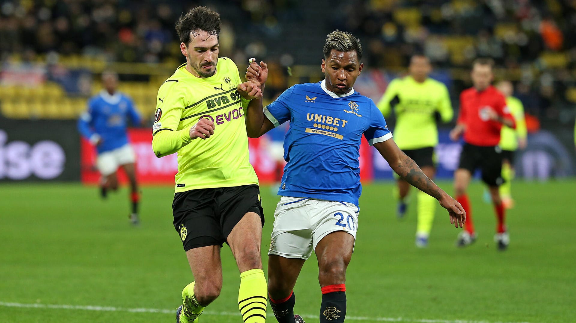 Haben etwas gutzumachen: Mats Hummels (l., gegen Alfredo Morelos) kämpft mit dem BVB nach dem Hinspiel-Debakel gegen die Glasgow Rangers ums Weiterkommen.