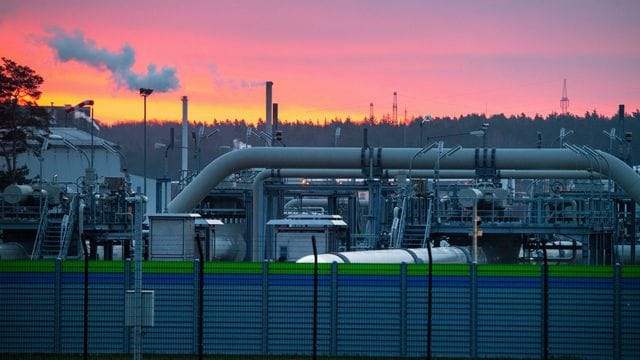 Blick auf Rohrsysteme und Absperrvorrichtungen in der Gasempfangsstation der Ostseepipeline Nord Stream 2. Blick auf Rohrsysteme und Absperrvorrichtungen in der Gasempfangsstation der Ostseepipeline Nord Stream 2.