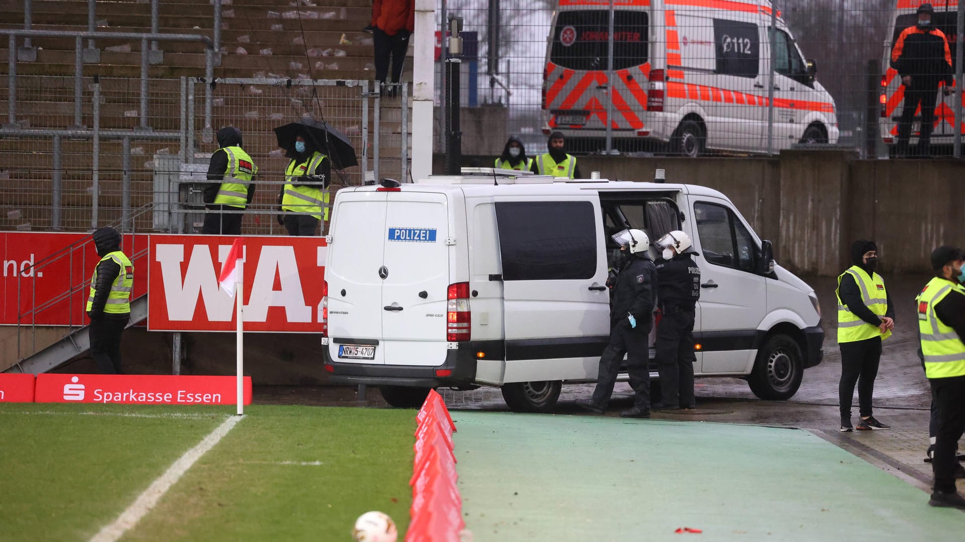 Polizei beim Spiel von RWE gegen Preußen Münster: Der Verein setzt eine Belohnung von 5.000 Euro für Hinweise aus. Polizei beim Spiel von RWE gegen Preußen Münster: Der Verein setzt eine Belohnung von 5.000 Euro für Hinweise aus.