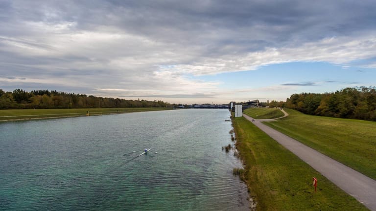 Blick auf die Regattastrecke Oberschleißheim: Der Grundwassersee war für die Olympischen Spiele 1972 angelegt worden.