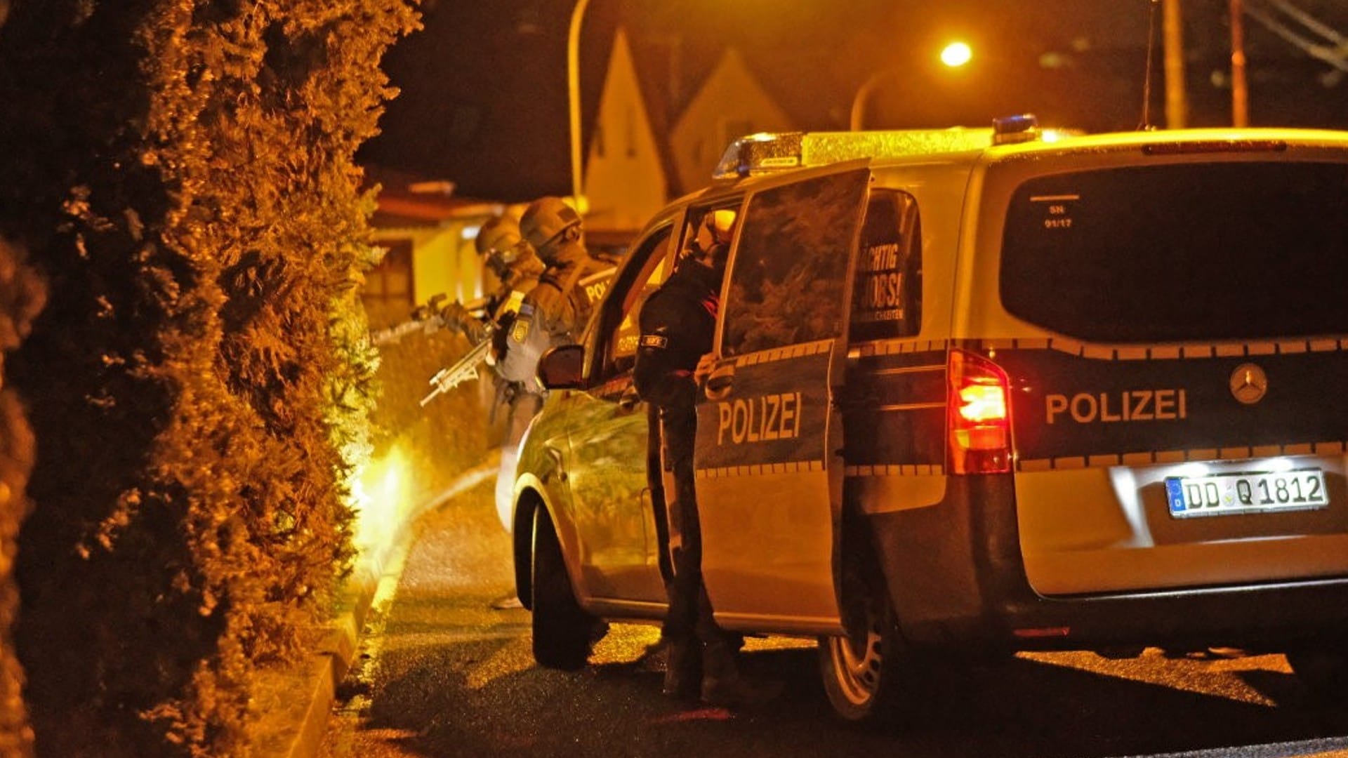 SEK-Beamte mit Maschinenpistolen im Einsatz: Im Haus fand die Polizei eine tote Frau und ihren schwer verletzten Ehemann. SEK-Beamte mit Maschinenpistolen im Einsatz: Im Haus fand die Polizei eine tote Frau und ihren schwer verletzten Ehemann.
