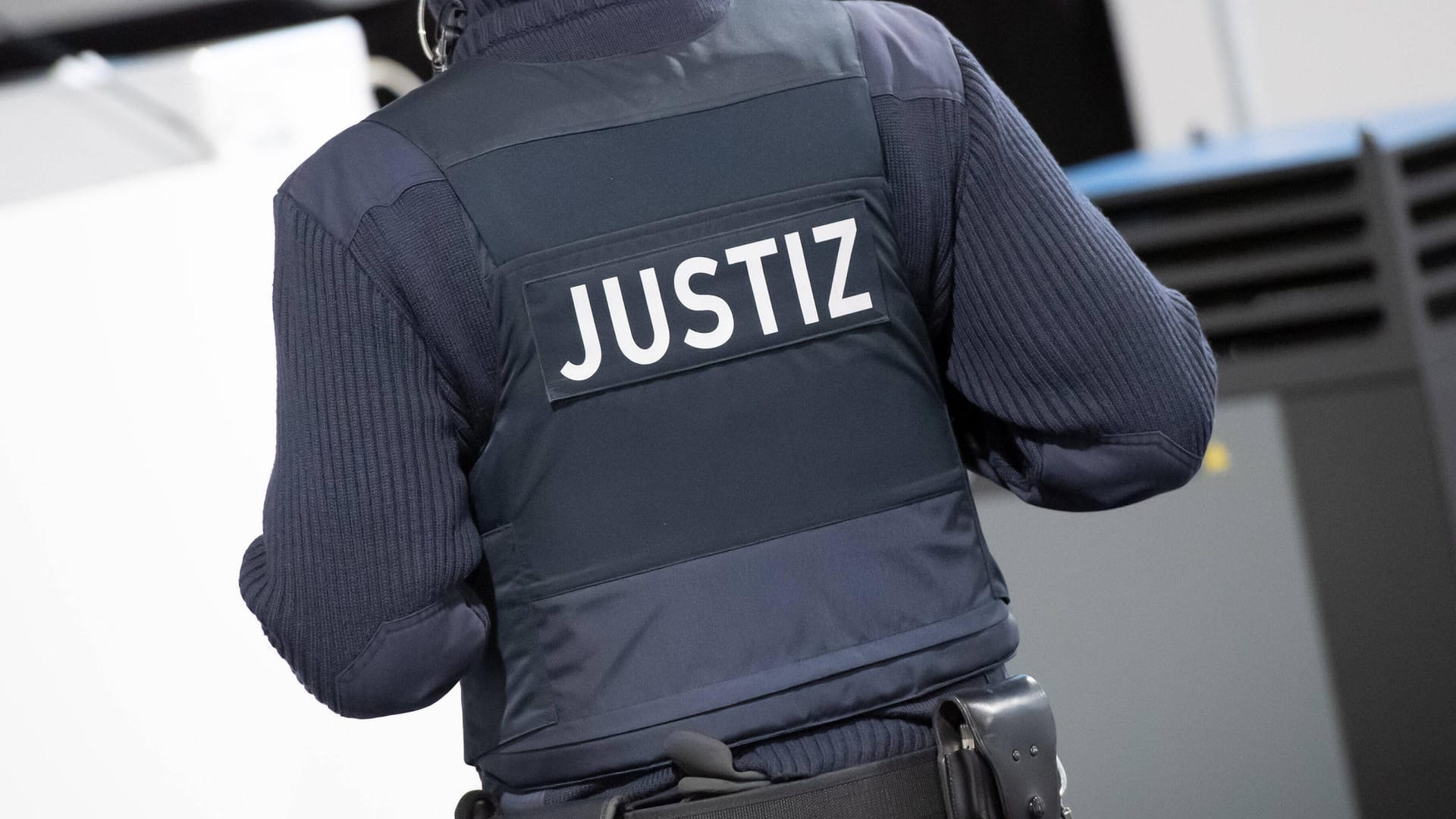 Justiz-Wachtmeister (Symbolbild): Der Angeklagt war zum Tatzeitpunkt erst 20 Jahre alt. Justiz-Wachtmeister (Symbolbild): Der Angeklagt war zum Tatzeitpunkt erst 20 Jahre alt.