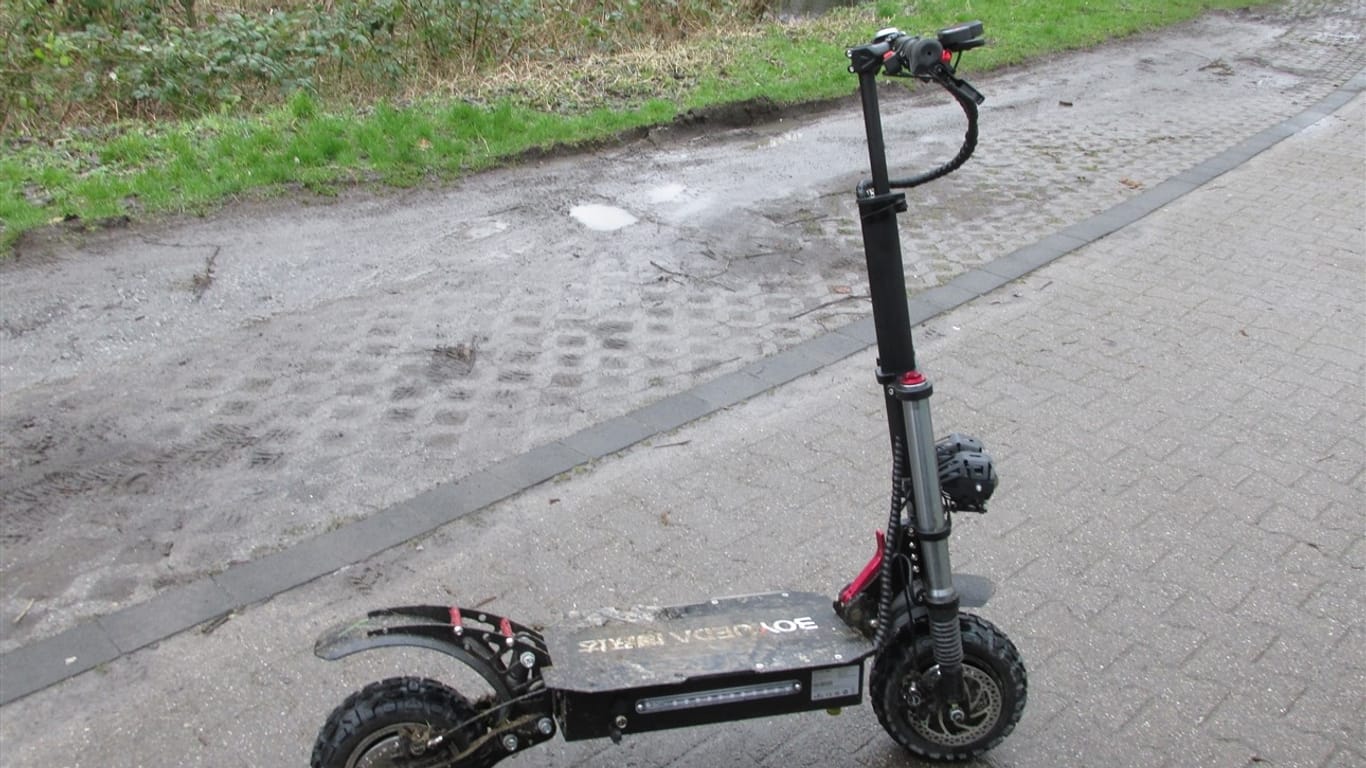Dieser E-Roller schafft mindestens 85 km/h: Die Polizei zog ihn aus dem Verkehr.