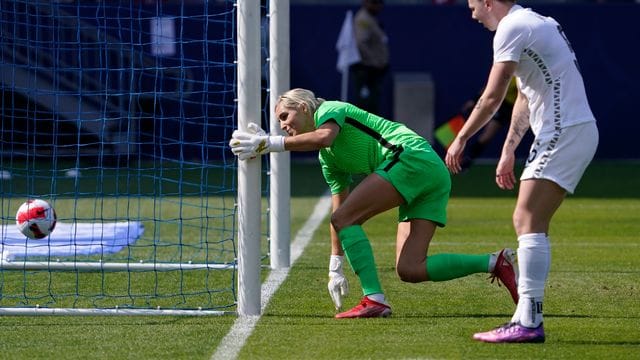 Die neuseeländische Fußballerin Meikayla Moore (r) produzierte drei Eigentorel. Die neuseeländische Fußballerin Meikayla Moore (r) produzierte drei Eigentorel.