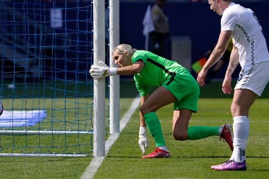 Die neuseeländische Fußballerin Meikayla Moore (r) produzierte drei Eigentorel.