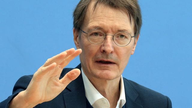 Gesundheitsminister Karl Lauterbach (SPD) geht davon aus, dass es für einen der Anträge für eine allgemeine Corona-Impfpflicht eine Mehrheit geben wird. Gesundheitsminister Karl Lauterbach (SPD) geht davon aus, dass es für einen der Anträge für eine allgemeine Corona-Impfpflicht eine Mehrheit geben wird.