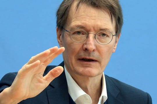 Gesundheitsminister Karl Lauterbach (SPD) geht davon aus, dass es für einen der Anträge für eine allgemeine Corona-Impfpflicht eine Mehrheit geben wird.