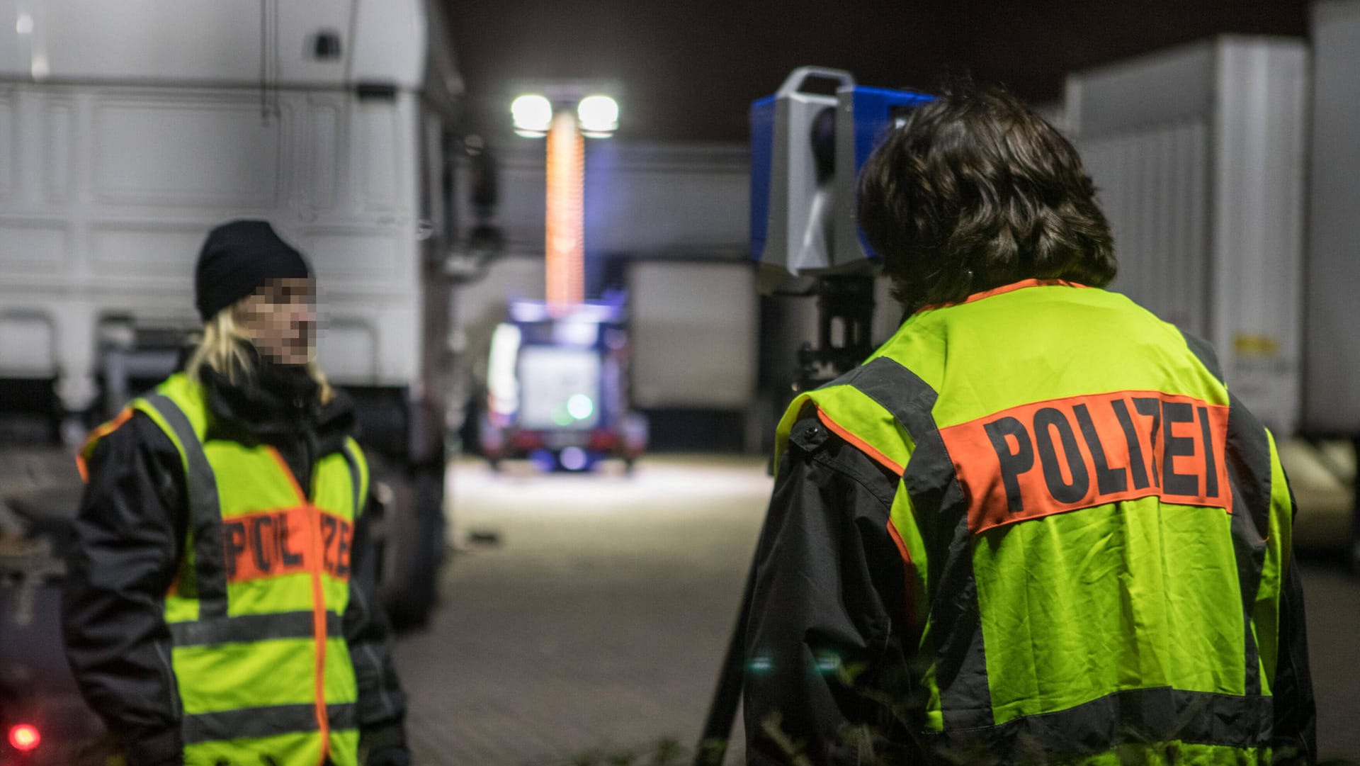 Polizeieinsatz (Symbolbild): Der tödliche Unfall soll sich bei Reparaturen an einem Sattelauflieger ereignet haben. Polizeieinsatz (Symbolbild): Der tödliche Unfall soll sich bei Reparaturen an einem Sattelauflieger ereignet haben.