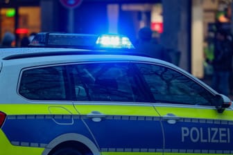 Ein Einsatzfahrzeug der Polizei in Hamburg (Symbolbild): Trotz einer großangelegten Fahndung konnte der Räuber bisher nicht geschnappt werden.
