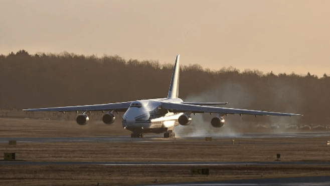 Die Antonov landet in Nürnberg: Zahlreiche Menschen hatten sich für den Moment versammelt.