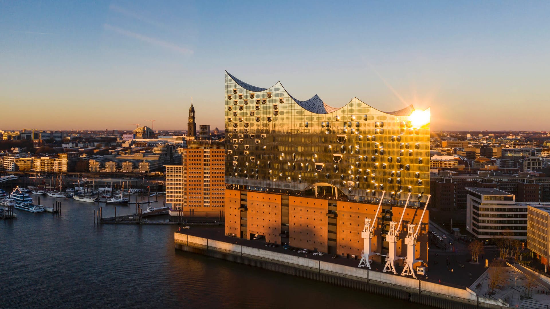 Die Elbphilharmonie in Hamburg (Symbolbild): Die Stadt lockt seit Corona deutlich weniger Touristen an. Die Elbphilharmonie in Hamburg (Symbolbild): Die Stadt lockt seit Corona deutlich weniger Touristen an.