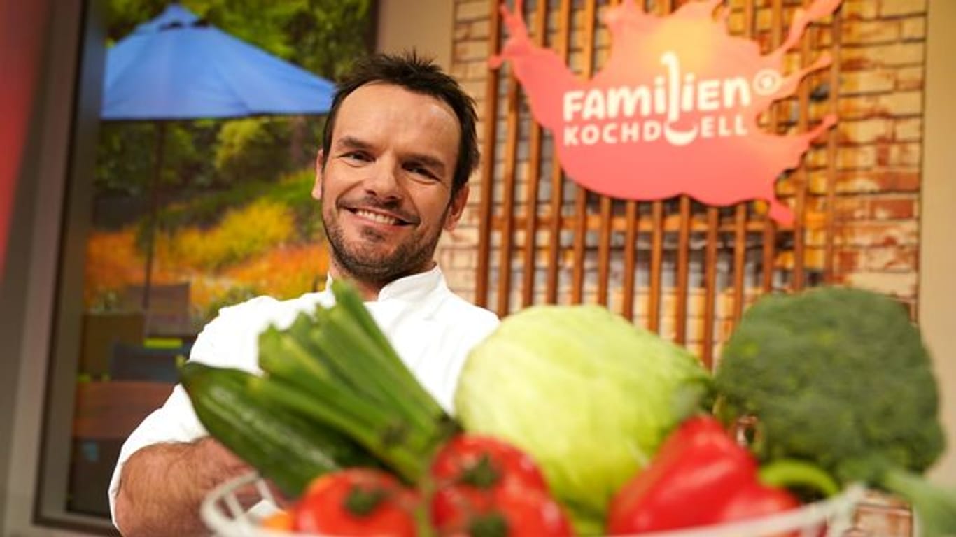 Steffen Henssler moderiert das "Familien-Kochduell".