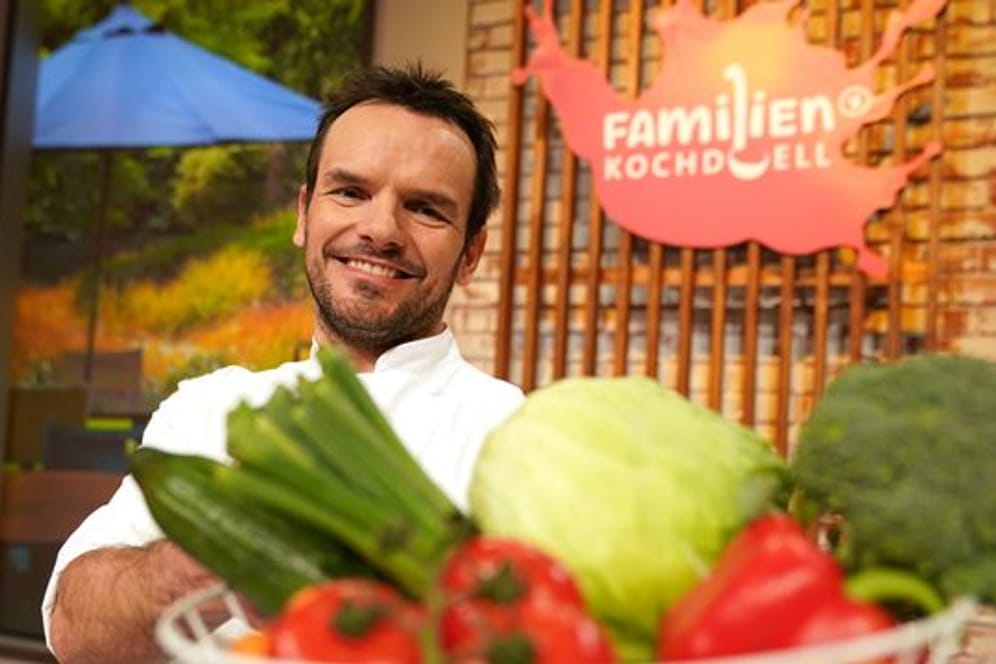 Steffen Henssler moderiert das "Familien-Kochduell".