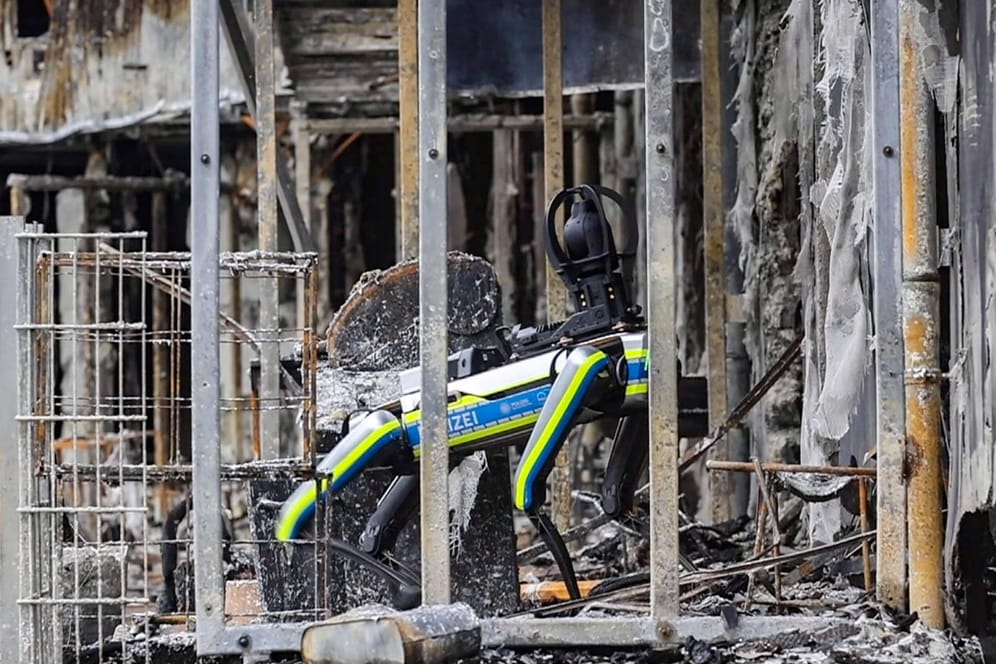 Ein Polizeiroboter im Einsatz: Er soll den ausgebrannten Wohnkomplex untersuchen.