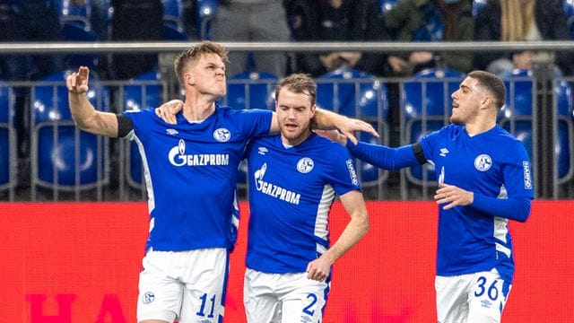 Der FC Schalke 04 wird von Gazprom gesponsort.