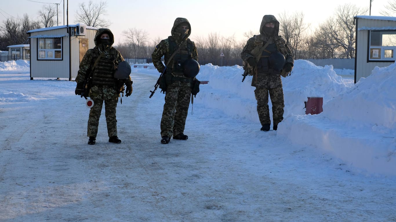 Ukrainische Grenzsoldaten in der Region Luhansk: Um welche Grenzen es bei der russischen Anerkennung konkret geht, bleibt bislang unklar.