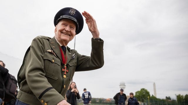 "Rosinenbomber"-Pilot mit 101 Jahren in den USA gestorben "Rosinenbomber"-Pilot mit 101 Jahren in den USA gestorben