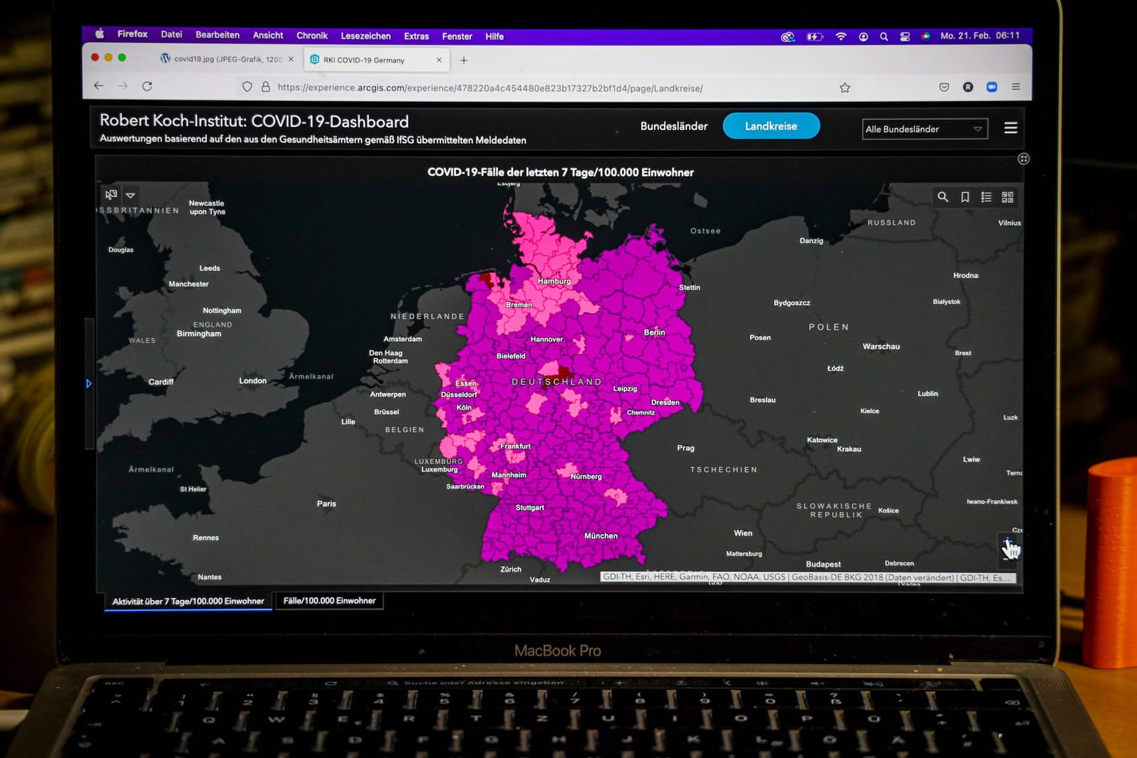 Covid-19-Dashboard des Robert Koch-Instituts (Symbolbild): In Hamburg sinkt die 7-Tage-Inzidenz unter 1.000.