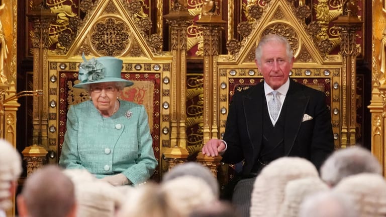 Queen Elizabeth und ihr Sohn (Archivbild): Prinz Charles wird eines Tages der Nachfolger der Königin werden.