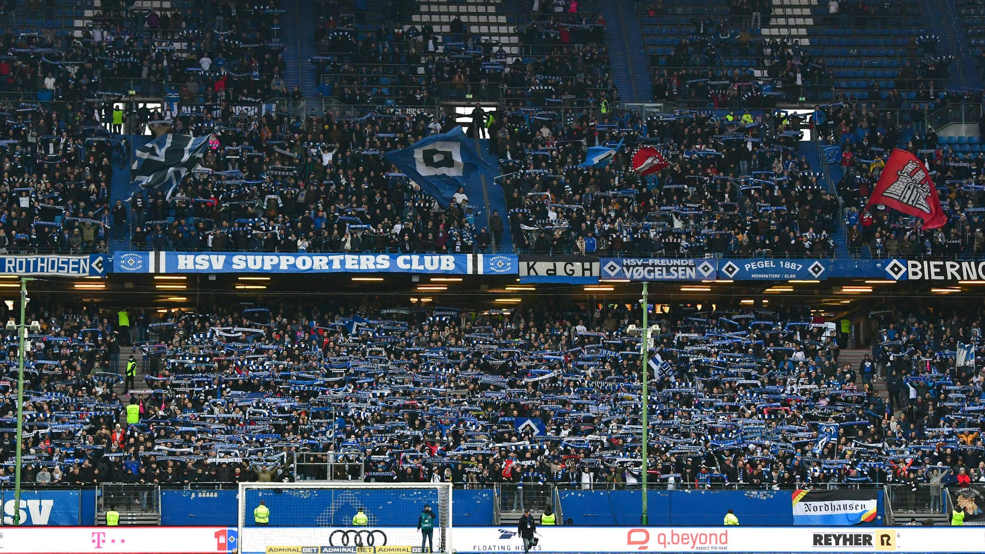 Fans im Volksparkstadion (Archivbild): Der Verein kündigte an, verantwortungsbewusst mit der neuen Situation umzugehen. Fans im Volksparkstadion (Archivbild): Der Verein kündigte an, verantwortungsbewusst mit der neuen Situation umzugehen.