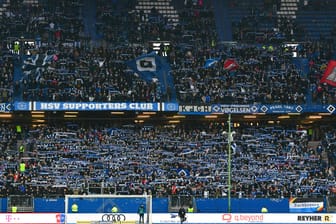 Fans im Volksparkstadion (Archivbild): Der Verein kündigte an, verantwortungsbewusst mit der neuen Situation umzugehen.