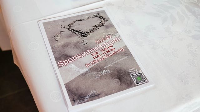 Segen to go: Ein Flyer, der Spontantrauungen ankündigt, auf einem Tisch in der Flensburger St.