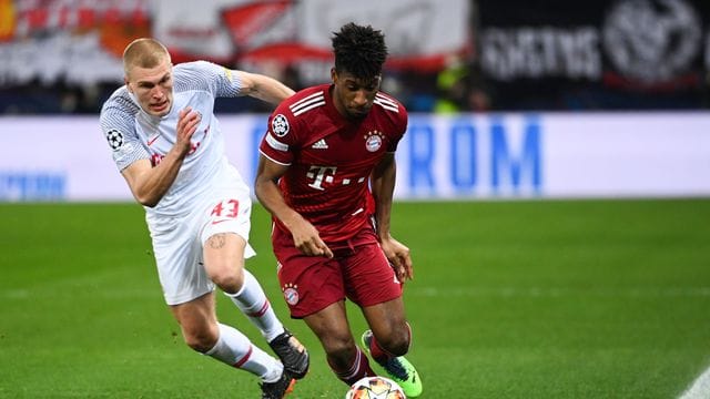 Bayern-Profi Kingsley Coman (r) ist noch im individuellen Training.